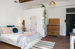 una sala de estar con una cama y una mesa en Artsy Loft, en Florencia