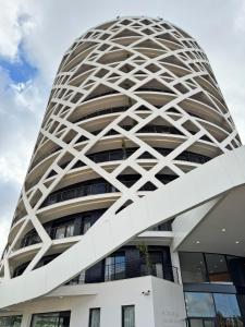 un bâtiment avec un design géométrique sur la façade dans l'établissement Soho Boutique Casablanca, à Casablanca