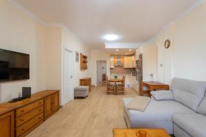 un soggiorno con un divano bianco e una cucina di Acaymo Sunset a Candelaria