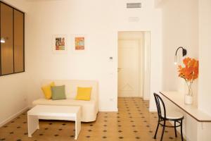 a living room with a couch and a table at A-Poggio in Poggiomarino