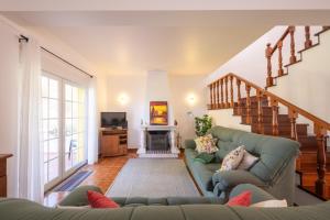 ein Wohnzimmer mit Couch und Kamin in der Unterkunft Burgo D Sancho I 17 in Amoreira