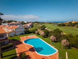 eine Draufsicht auf einen Swimmingpool in einem Hof in der Unterkunft Burgo D Sancho I 17 in Amoreira