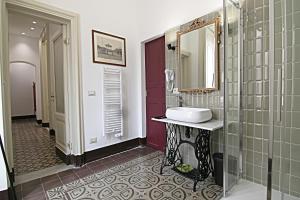 un baño con lavabo y espejo en SantuzzaMia, en Catania 69 fotos más