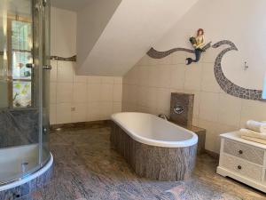 Koupelna v ubytování Alpenwald + 23 fotografií