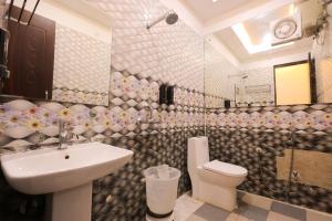 a bathroom with a sink and a toilet at Hotel Mango Tree, Vrindavan in Vrindāvan +75 photos