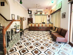 un soggiorno con divano e una sala d'attesa di Hotel Rajshree Palace a Udaipur