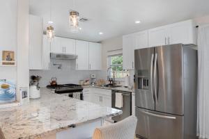 Η κουζίνα ή μικρή κουζίνα στο Ginger Home Heated Pool Beach 6mi Pet-Friendly