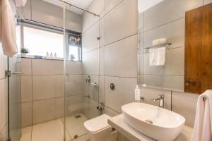 Koupelna v ubytování SaffronStays Olympia + 42 fotografií