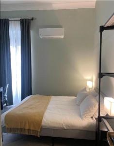 un dormitorio con una cama y una ventana en La Terrazza su Palermo, en Palermo