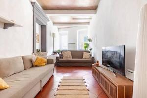Μια τηλεόραση ή/και κέντρο ψυχαγωγίας στο Apartment near Ponte Vecchio