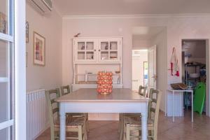 un comedor con una mesa con manzanas en Pomegranate Haus, en Melides