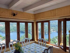 Výhled na řeku, která protéká v blízkosti prázdninového domu