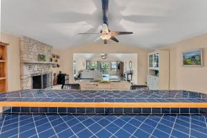 Cranes MillにあるLakeshore Escapes on Canyon Lake waterfrontの真ん中にベッドが置かれたリビングルーム