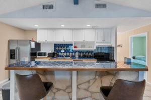 Cranes MillにあるLakeshore Escapes on Canyon Lake waterfrontの大きな島の真ん中にあるキッチン