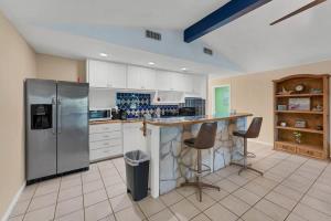 Cranes MillにあるLakeshore Escapes on Canyon Lake waterfrontのキッチン(冷蔵庫付)、カウンター(スツール付)