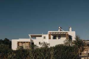 a white house on top of a hill at Kea Villa Thea by A&D Properties in Otziás
