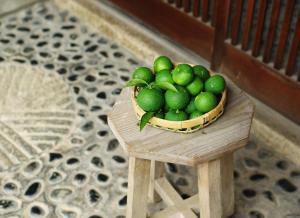 a bowl of limes sitting on a table at お屋敷ステイ - 幸 - in Shodoshima