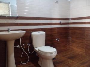 a bathroom with a toilet and a sink at Freedom Lodge in Ella