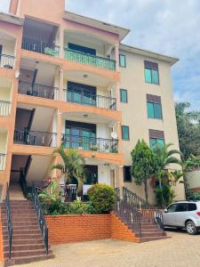 ein Apartmenthaus mit einer Treppe davor in der Unterkunft Shanty Town Homes in Kampala