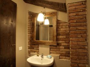 bagno con lavandino e specchio di Agriturismo 30 a Moniga