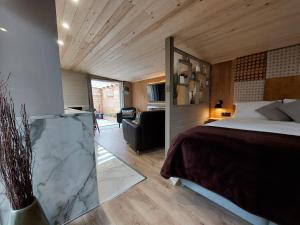 ナントウィッチにある1 Bed Cosy Open Plan Apartmentのベッドとリビングルームのある寝室