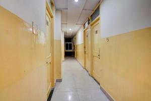 un pasillo vacío en un edificio con paredes amarillas en Hotel O Bluebell Inn, en Lucknow