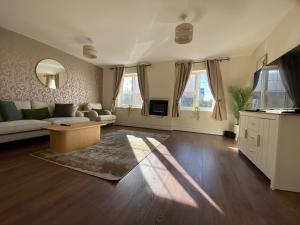 una sala de estar con un sofá y una mesa en Modern 5-Bedroom House in Maidenhead, en Maidenhead