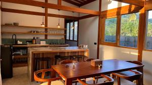 Un comedor con mesa y sillas de madera. en Japanese Villa, en Kuta Lombok