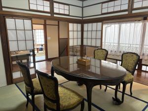 a dining room with a glass table and chairs at 梅の宿 Umenoya 小田原城5分箱根15分城下町と温泉を愉しむ東海道の古民家ステイ PC1 in Odawara