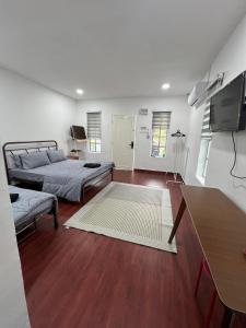 Μια τηλεόραση ή/και κέντρο ψυχαγωγίας στο Rumah Kebun Bonda