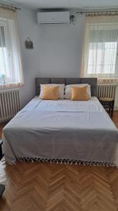 Ένα ή περισσότερα κρεβάτια σε δωμάτιο στο Stan na dan centar 2