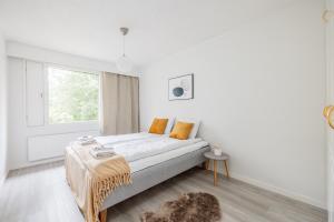 une chambre blanche avec un lit et une fenêtre dans l'établissement Santa's Aurora Wonderland, à Rovaniemi
