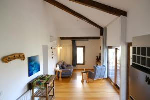 セェフェリヒサールにあるAtlantis Homeのソファとテーブルのあるリビングルーム