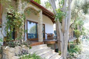 セェフェリヒサールにあるAtlantis Homeの玄関へ続く階段のある家