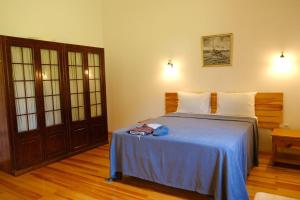 セェフェリヒサールにあるAtlantis Homeの青い毛布が掛けられたベッドのある寝室