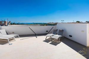 a patio with chairs on a roof at Higuericas Views in El Mojón