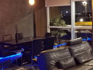 O zonă de relaxare la Duplex Sofisticado, Arte e Luxo! +42 fotografii