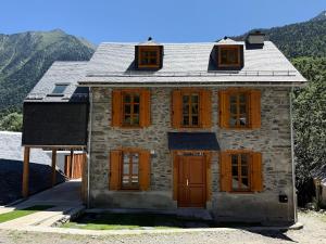 Nespecifikovaný výhled na hory nebo výhled na hory při pohledu z prázdninového domu