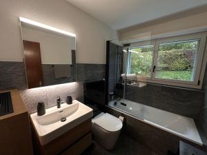 Ένα μπάνιο στο Spacious 2 bedroom apartment