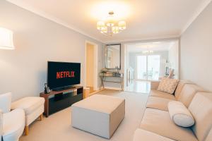 TV a/nebo společenská místnost v ubytování 3 Bed House With Free Parking, Garden & Fast Wifi