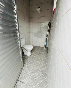 ペルイベにあるCASA COM PISCINA - PeRUIBEの小さなバスルーム(トイレ付)