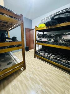 une chambre avec deux lits superposés et un miroir dans l'établissement CASA COM PISCINA - PeRUIBE, à Peruíbe 9 autres photos