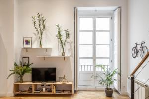 a living room with a tv and a window at Waou Sol V - Alquiler de Corta Duración in Madrid