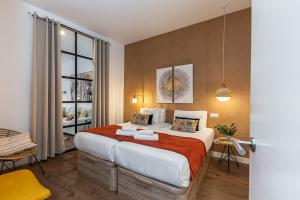 a bedroom with a large bed and a window at Waou Puerta del Sol V - Alquiler Corta Duración in Madrid