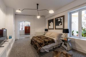 a bedroom with a bed and a tv in it at Waou Plaza de España IV - Alquiler Corta Duración in Madrid