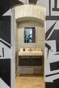 a bathroom with a sink and a mirror at Waou Plaza de España IV - Alquiler Corta Duración in Madrid