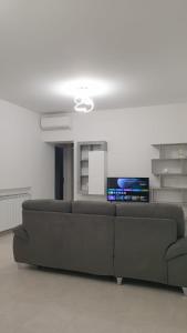 マジェンタにあるI Giardini Magentaのソファとテレビのあるリビングルーム