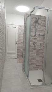 マジェンタにあるI Giardini Magentaのガラスドア付きのシャワー付きのバスルーム +1枚の写真