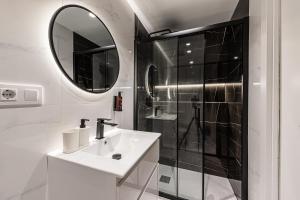 マドリードにあるWaou Essence III Tirso de Molina - Corta Duraciónの洗面台と鏡のある白いバスルーム