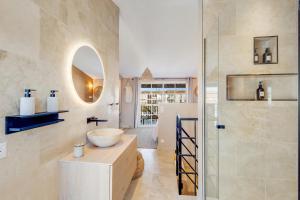 Un baño con lavabo y ducha de cristal. en Grimaud Rosa, en Grimaud 70 fotos más